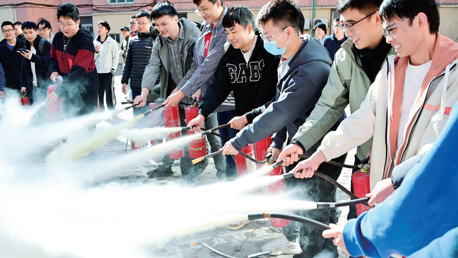 安全教育课  上周，北京邮电大学在西土城路校区组织火灾逃生疏散演练活动，近1700名师生通过逃生演练、消防器材实操等形式，上了一节生动的安全教