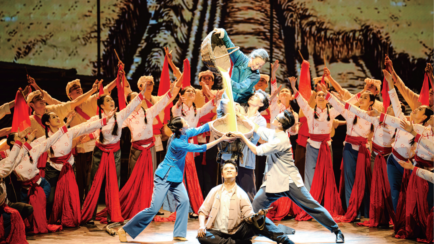 杨家岭的春天  日前，由北京舞蹈学院和国家大剧院联合出品的原创舞蹈诗剧《杨家岭的春天》，在大运河畔被誉为“文化粮仓”的北京艺术中心上演。