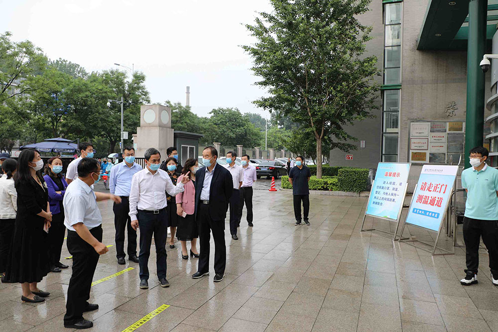 5月31日卢彦副市长前往北京科技大学附属中学检查考点考前准备工作情况